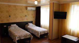 Гостевой дом УЮТ Усть-Лабинск Двухместный номер с 2 отдельными кроватями и дополнительной кроватью-1